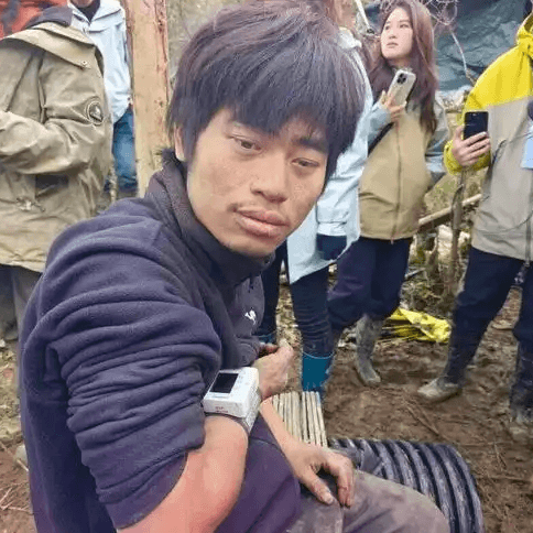11月12日，星期三：荒野求生5人血钾爆表！歼-16贴脸缠斗外机燃爆全网