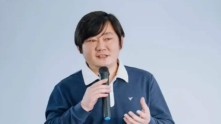 张雪挑染头发嘴硬称老了白了