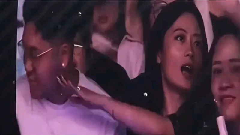 演唱会女生拒绝男友亲吻转头亲闺蜜