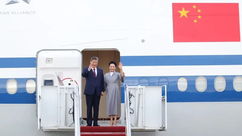 沿途人群唱起《我的祖国》欢迎习主席