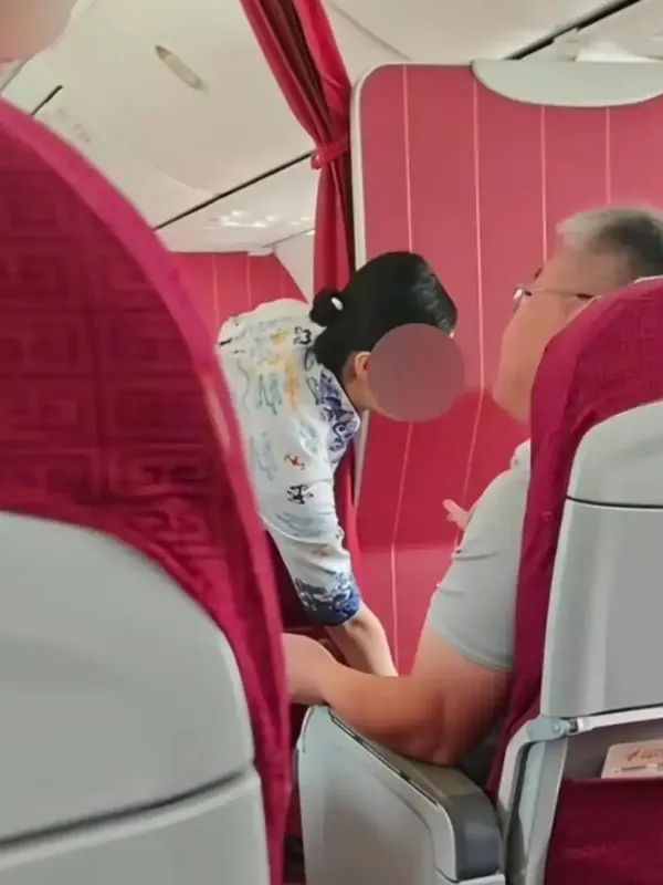 乘客升舱发现不含餐食 怒摔水瓶质问