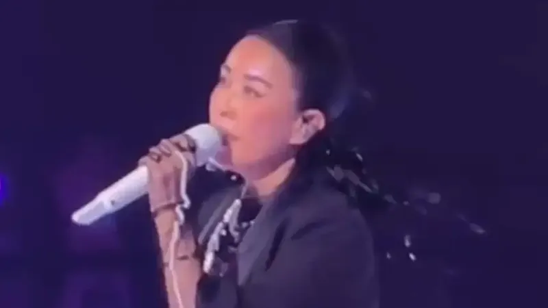 那英哽咽演唱《弯弯的月亮》