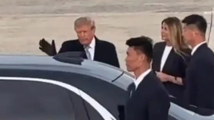 特朗普挥手并目送习近平专车离开
