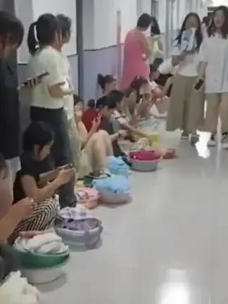 南京一高校学生大晚上排长队洗澡