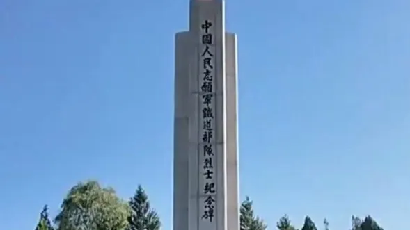 毛东东随团访朝 向毛岸英铜像祭酒