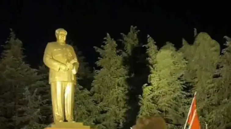 毛泽东广场众人齐唱国歌共同缅怀