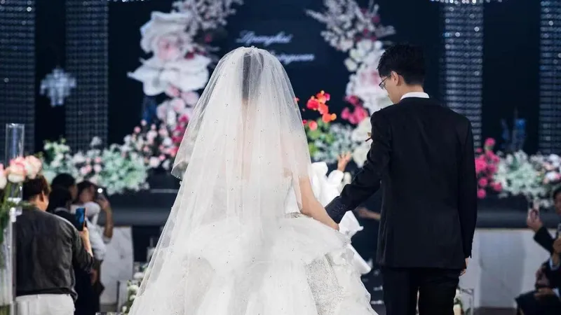 婚服29.9元婚车自家车 极简婚礼火了