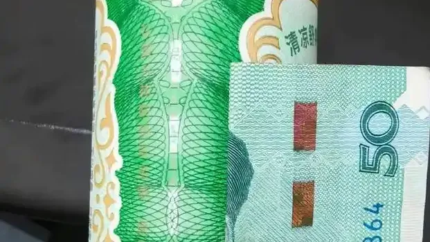 六神花露水 拿在手里像验钞