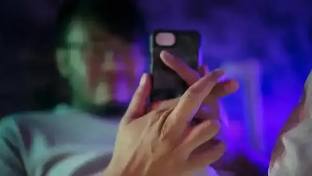 “躲进厕所的丈夫沉迷AI短剧”
