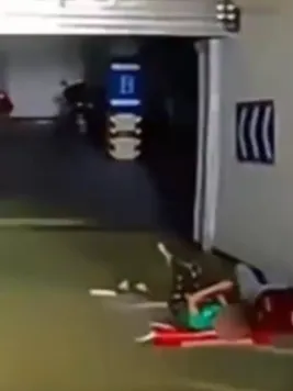 地库接连躺人司机躲过一个又一个