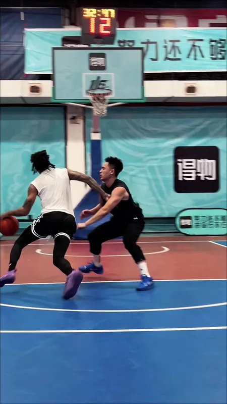 孟博龙战胜前NBA球员特雷伯克