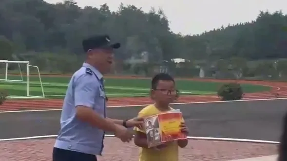 安徽小学生草丛里捡到一堆钱