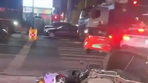 “老头乐”多次撞击警车 警方通报