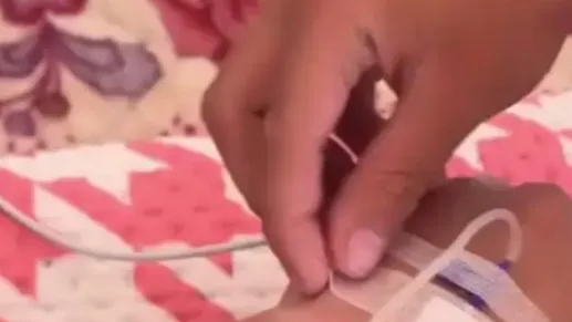 儿子帮妈妈拔针步步做错