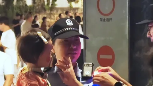 15万人广场上她把孩子交给女警