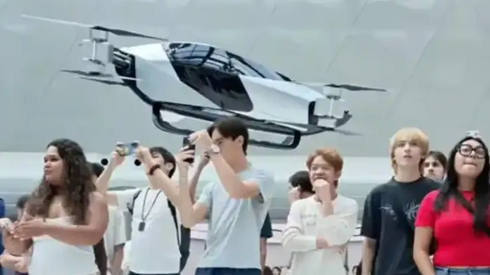 中国“飞行汽车”看呆外国学生
