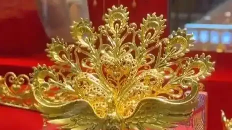 金价下跌女儿买10万黄金送父母