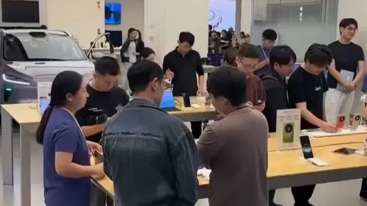 Mate90开售 华为门店人从众