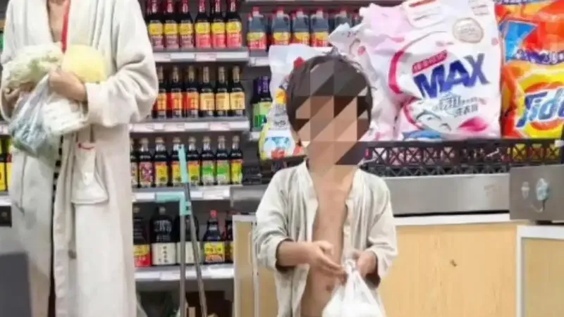 母子衣衫不整街头游荡 官方回应