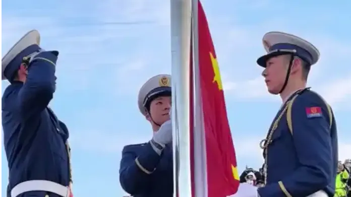 泰山之巅万人齐聚共看升旗