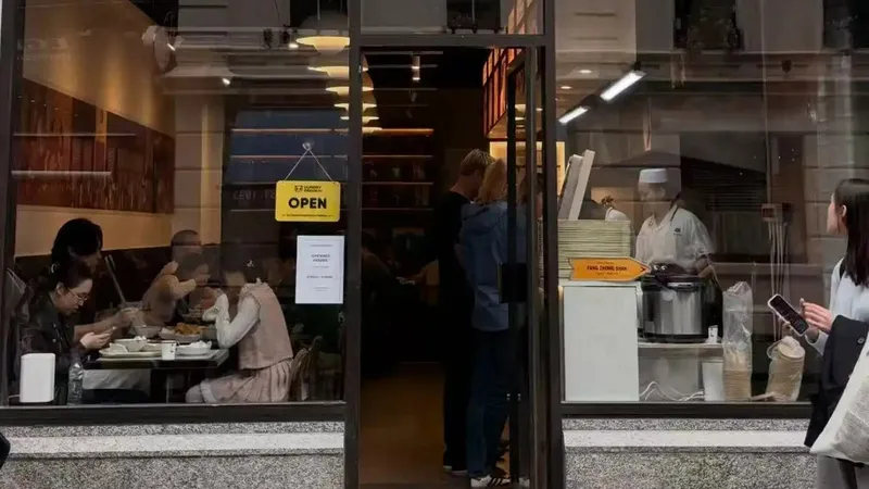 河南小吃开伦敦首店 一碗胡辣汤87元