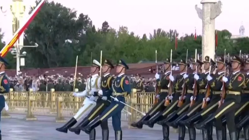 10月01日热榜：这就是中国排面！国旗护卫队步步铿锵、为看升旗 天安门前长队一眼望不到头、感受各地浓厚国庆氛围