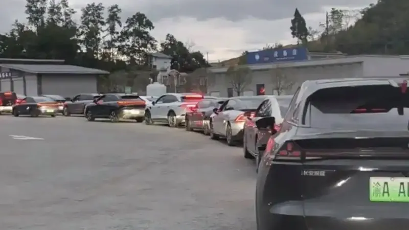 高速服务区新能源车充电像排队打饭
