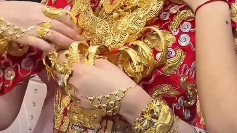 摄影师偷新人礼金 辩称谁看了不眼馋