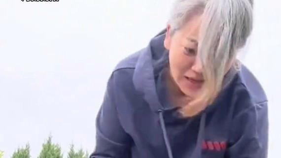 34岁妈妈满头白发亲吻去世宝宝墓碑