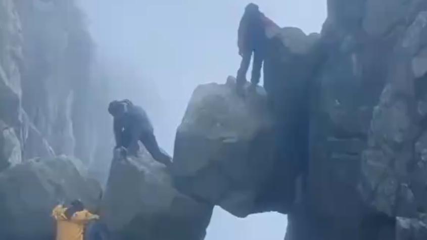 3游客爬上泰山悬空巨石 景区回应