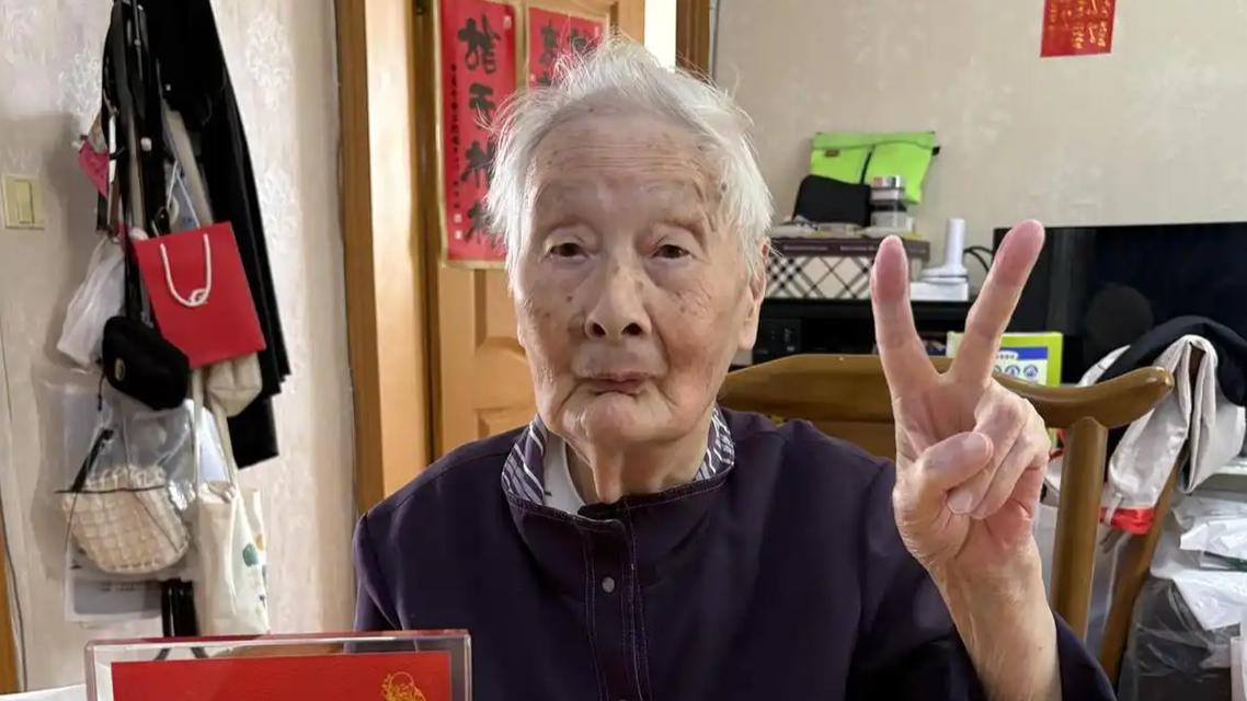 百岁老人爱喝咖啡奶茶玩坏3个iPad