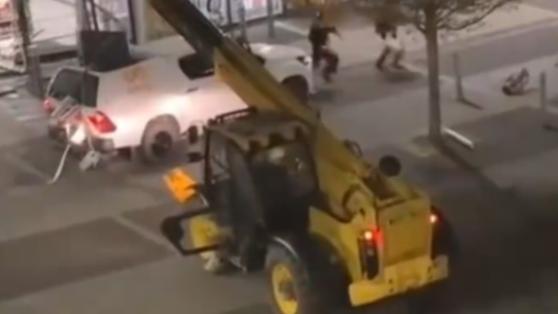 英国犯罪团伙开起重机撞碎超市大门