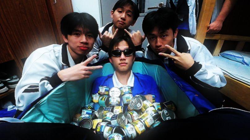 高中生用一百个豪华罐头投喂校园猫是什么体验