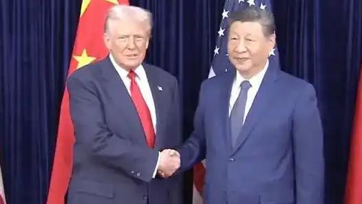 习近平同特朗普握手合影