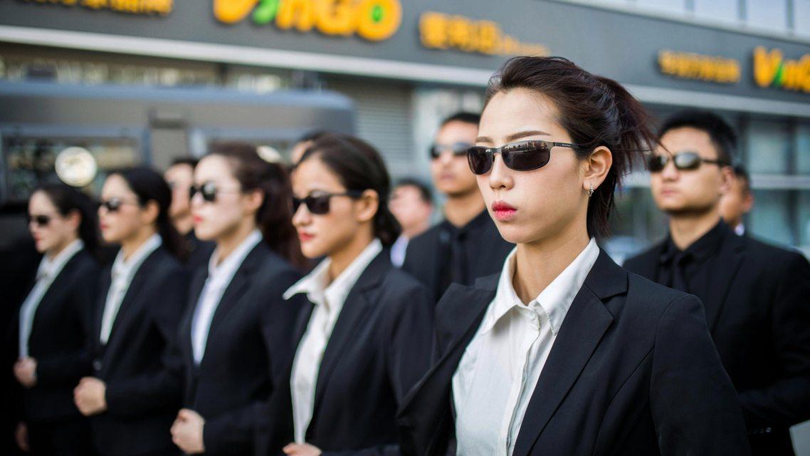 马来西亚女保镖火了 扒车门一跃而上