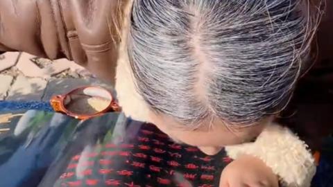 满头白发妈妈:宝宝生前27次进ICU