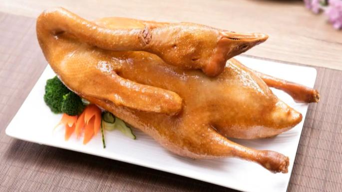 重庆荣昌一卤鹅店熟食上有蟑螂爬行