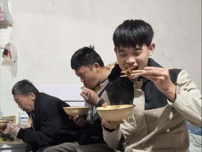 今天晚上给家人做了红烧鸡爪..