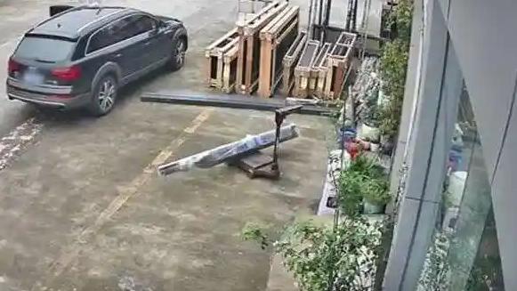 男子开豪车盗窃 刚得手被老板秒夺回