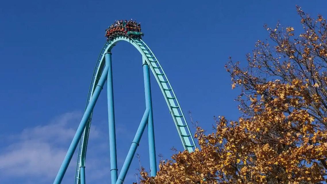 年轻人痴迷上坐过山车