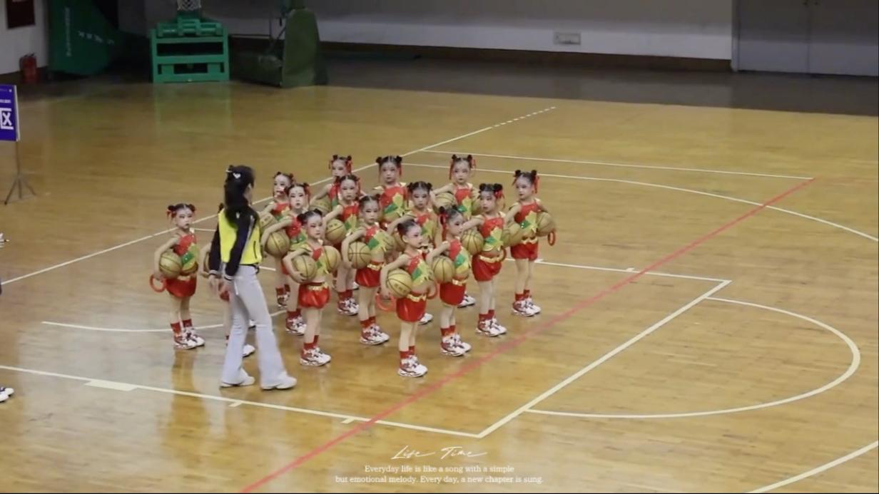 看着奶声奶气的,竟然跳得这么好!