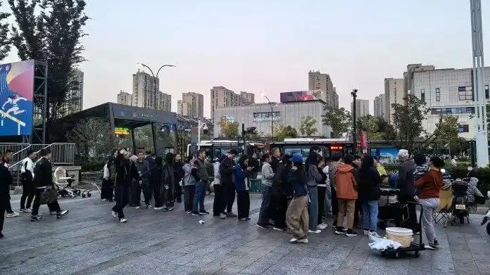 美院硕士在母校附近摆摊卖包子火了