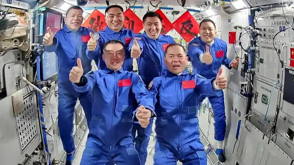 太空全家福来了