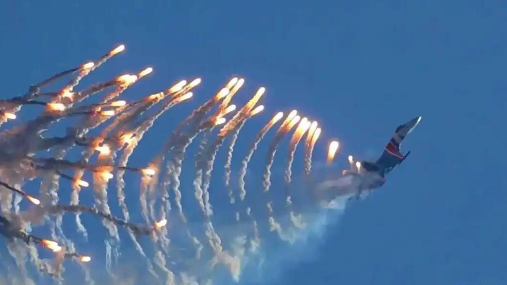 俄勇士飞行表演队炫特技“落叶飘”