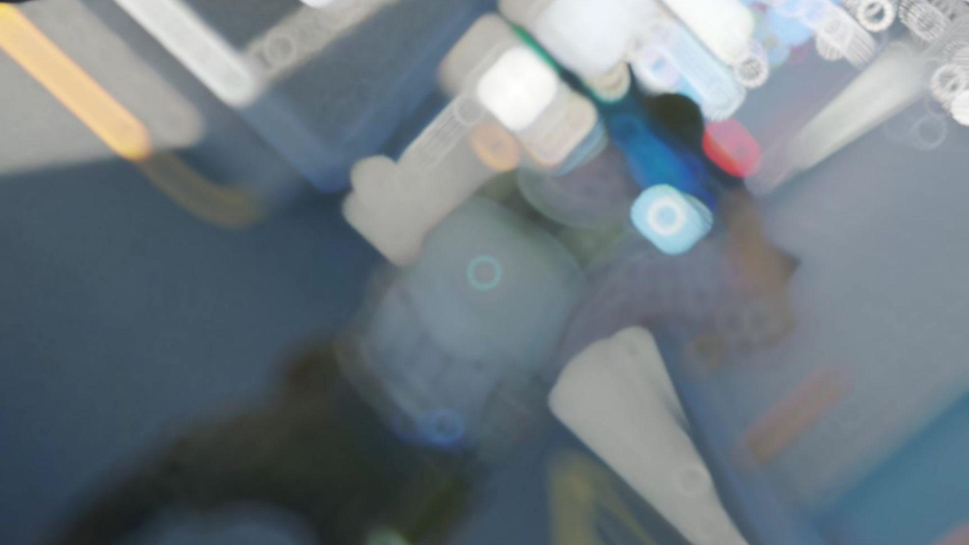 你战绩垫底，操作变形，思路混乱，但你的队友仍相信你能拿下那个残局