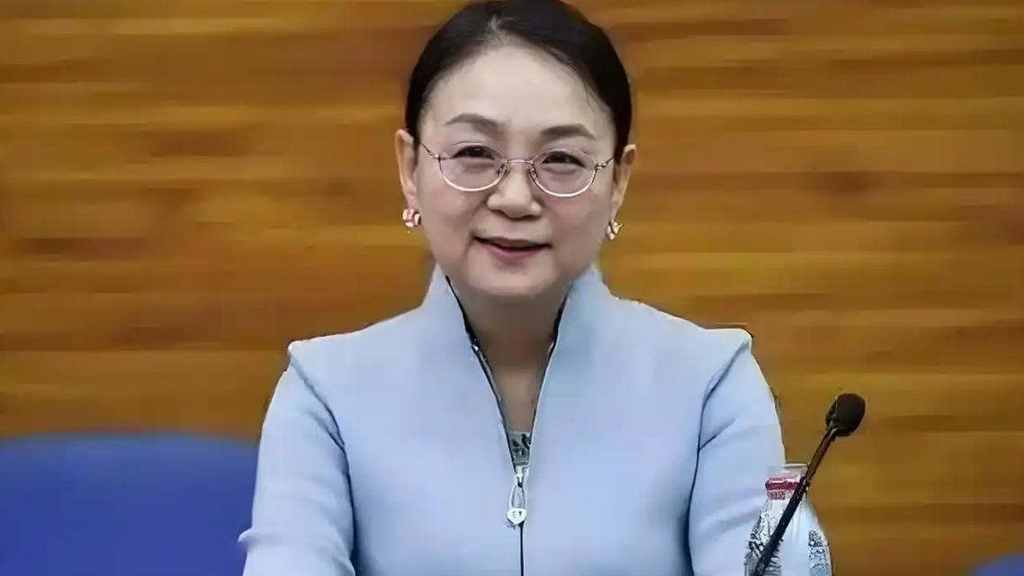 化学老师出身 她凭啥成中国女首富