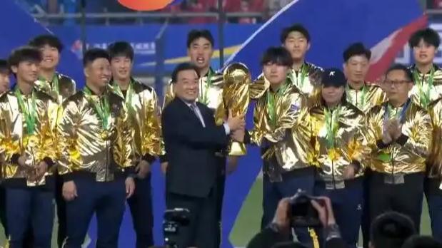 江苏省委书记为苏超冠军颁奖