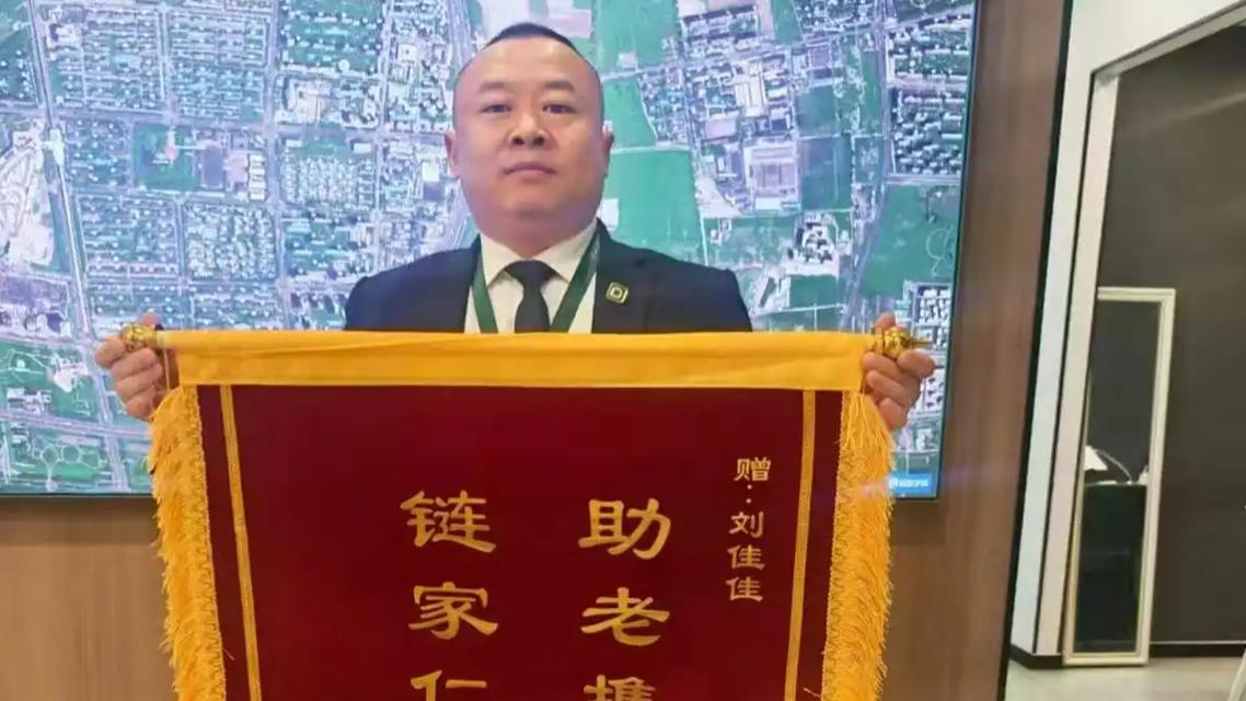 老人抱高烧女童求救 男子伸出援手