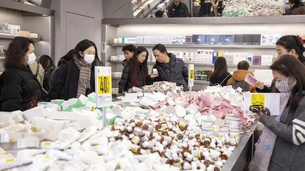 被大瓶美妆背刺的年轻人疯抢中样