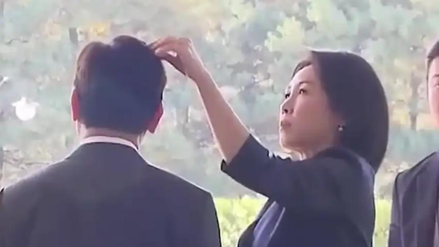 夫人帮李在明整理发型看呆工作人员